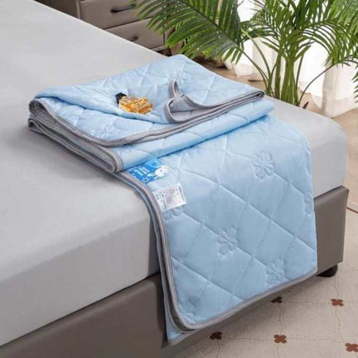 Couverture rafraîchissante douce pour un sommeil paisible en été. Tissu respirant, idéale pour nuits chaudes.