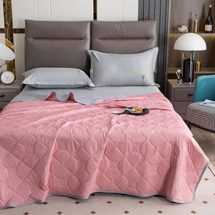 Couverture d'été hypoallergénique et respirante. Refroidit naturellement pour des nuits sereines et confortables.