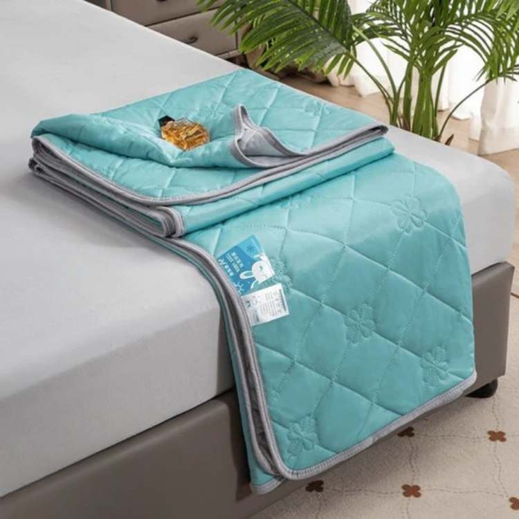 Profitez d'un confort optimal avec cette couverture d'été rafraîchissante. Douceur et fraîcheur pour vos nuits.