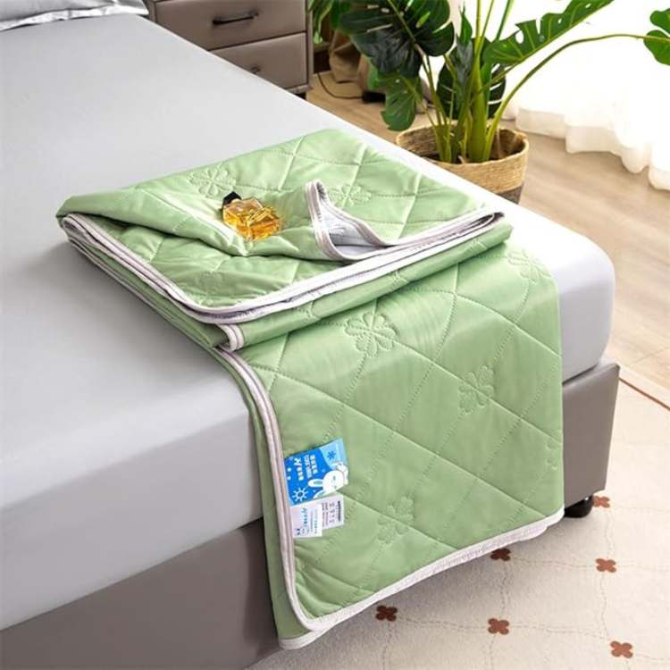 Couverture douce et fraîche au toucher, conçue pour un sommeil réparateur en été. Confort optimal.