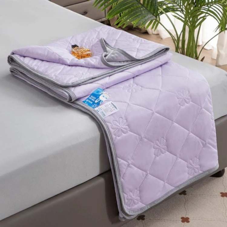 Couverture rafraîchissante pour l'été. Maintient une température agréable pour un meilleur sommeil.