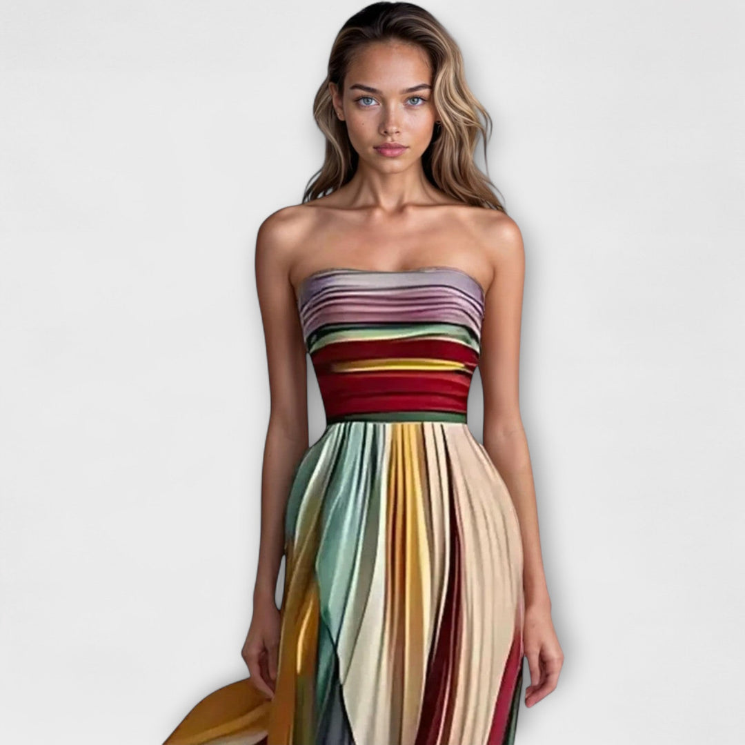 Robe d'été fleurie sans manches pour femme, style vibrant et coloré. Tenue estivale décontractée et confortable.