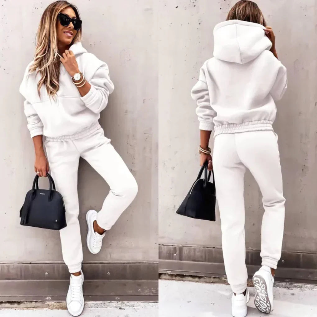 Tenue de détente femme hivernale, survêtement doux et molletonné, parfait pour un confort optimal à la maison ou après le sport.