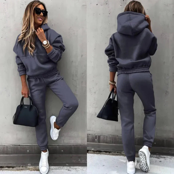 Survêtement de sport femme décontracté, ensemble jogger et sweat douillet pour une mode hiver confortable et polyvalente.