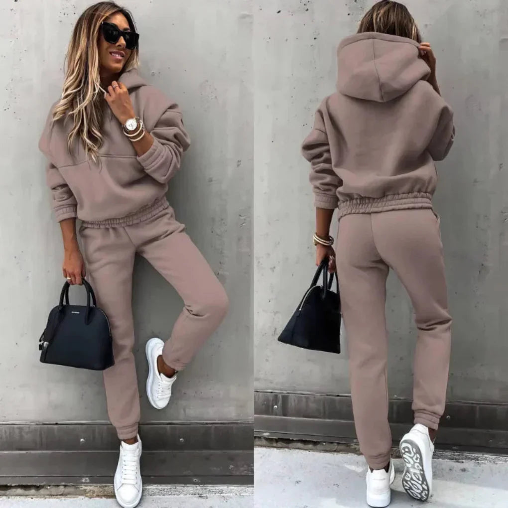 Mode femme hiver : survêtement douillet avec jogger et sweat, idéal pour le sport, la détente ou une couche active confortable.