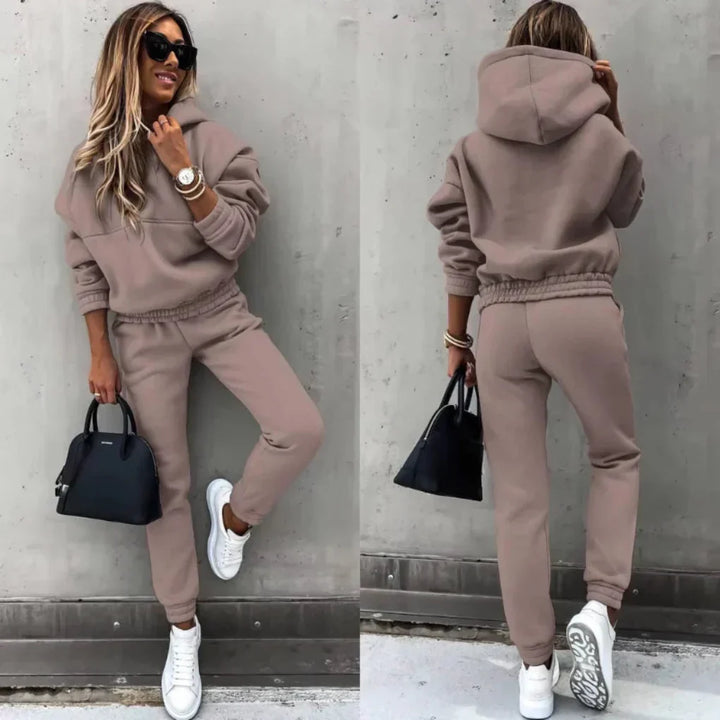 Mode femme hiver : survêtement douillet avec jogger et sweat, idéal pour le sport, la détente ou une couche active confortable.