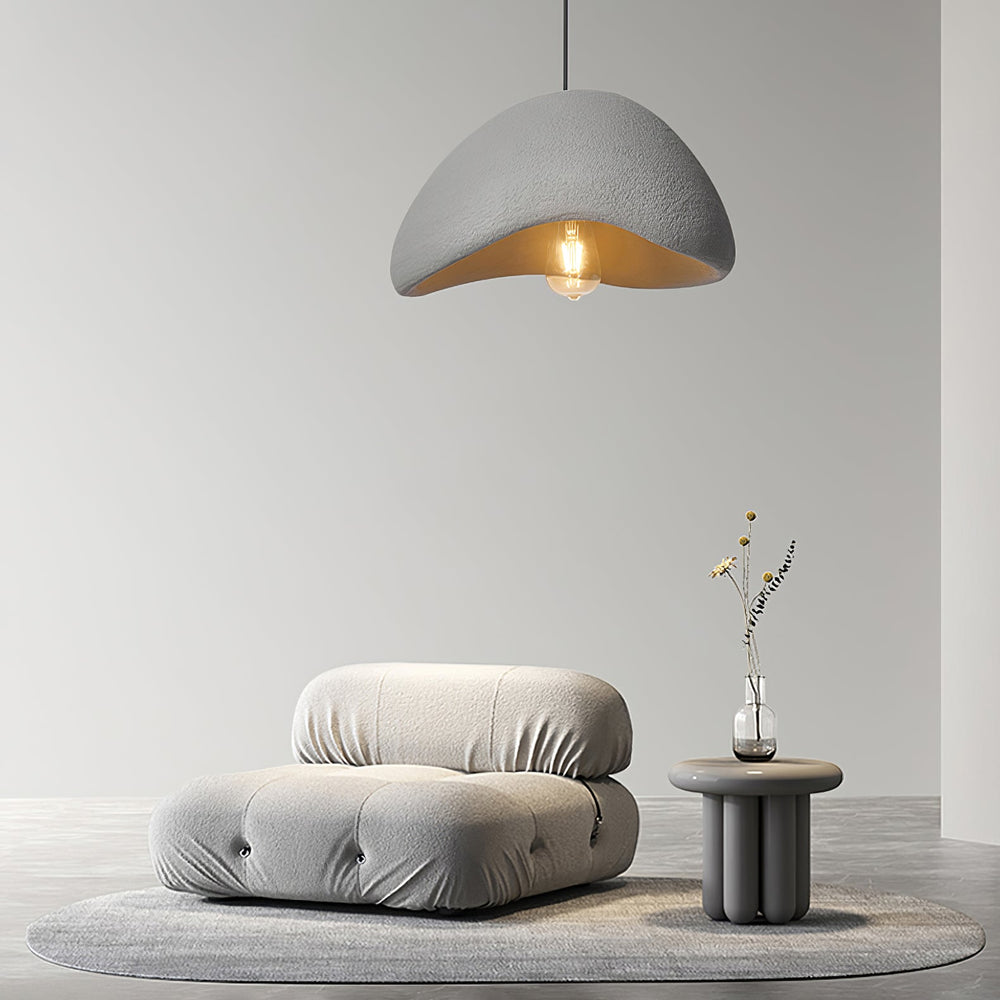 Luminaire suspension design wabi-sabi forme cocon blanc, éclairage moderne idéal pour intérieur zen.