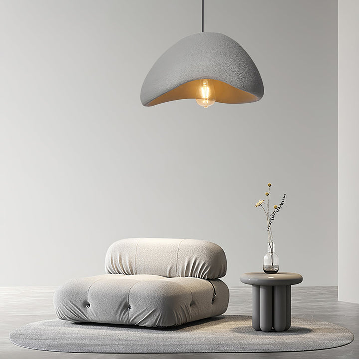 Luminaire suspension design wabi-sabi forme cocon blanc, éclairage moderne idéal pour intérieur zen.