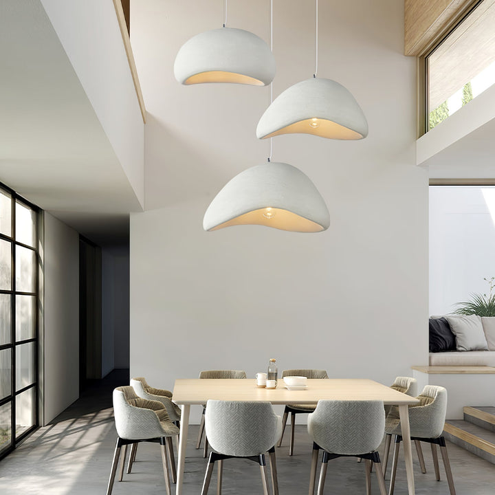Suspension luminaire wabi-sabi design cocon blanc. Ambiance zen et minimaliste pour salon, chambre.