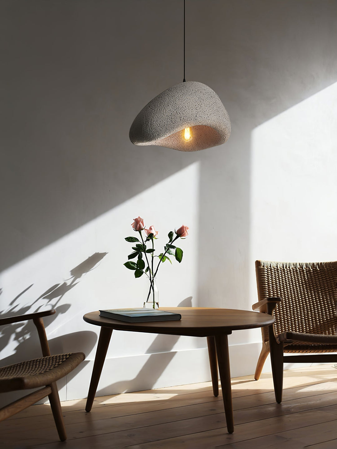 Éclairage suspension cocon blanc style wabi-sabi, parfait pour intérieur zen, moderne et épuré.