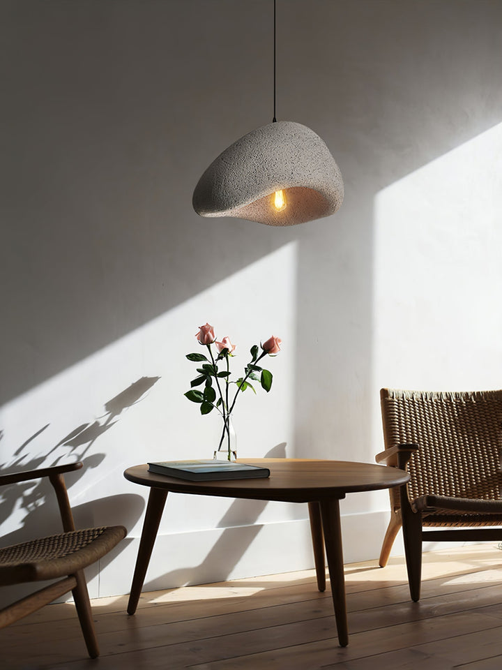 Éclairage suspension cocon blanc style wabi-sabi, parfait pour intérieur zen, moderne et épuré.