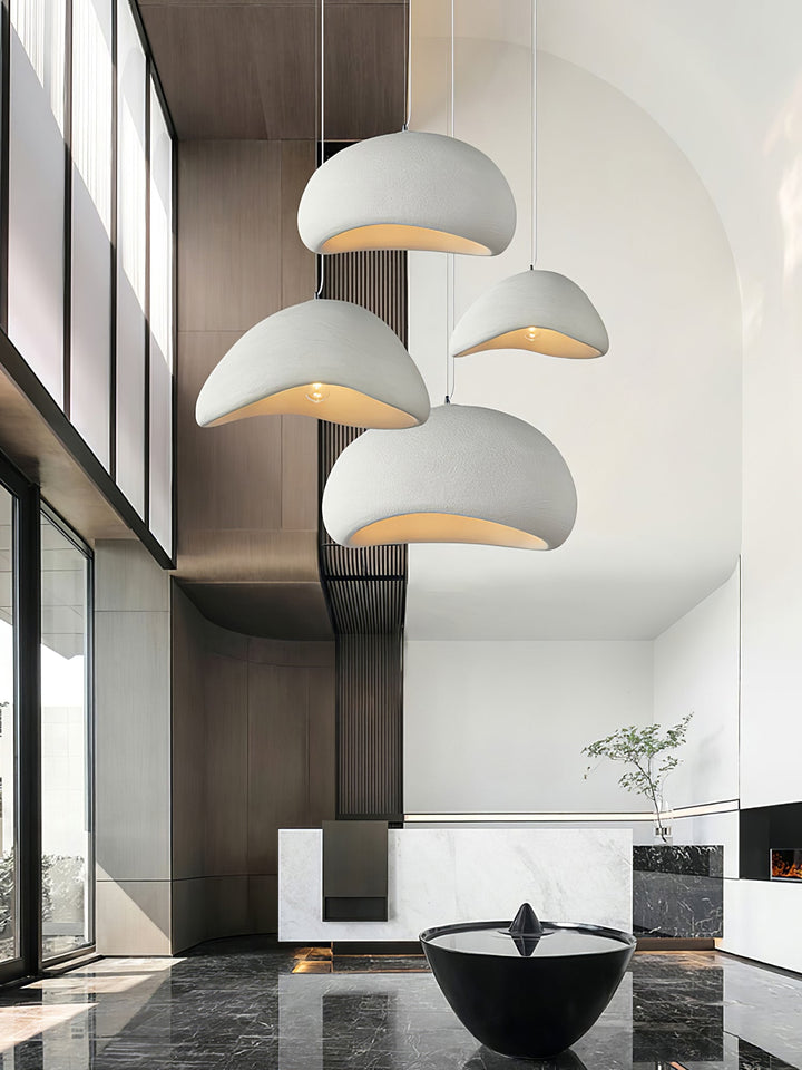Luminaire suspension design wabi-sabi forme cocon gris, pour ambiance épurée salon ou salle à manger.