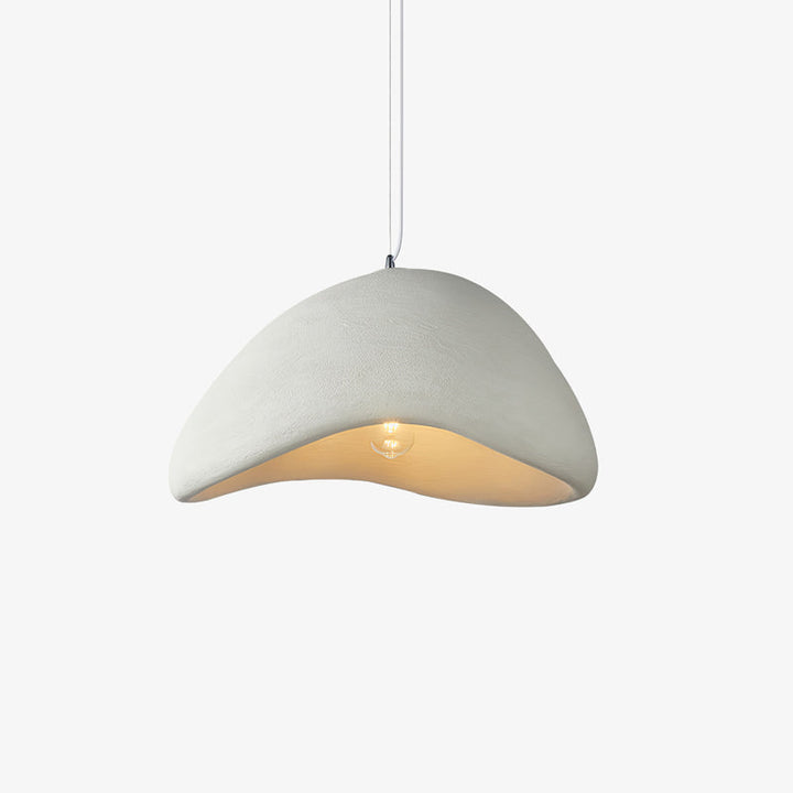 Suspension luminaire minimaliste wabi-sabi en forme de cocon blanc. Créé une ambiance apaisante en chambre.