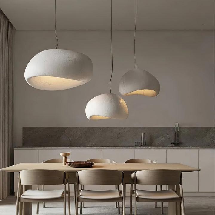 Plafonnier suspension design cocon épuré blanc, style wabi-sabi. Éclairage moderne pour intérieur zen.