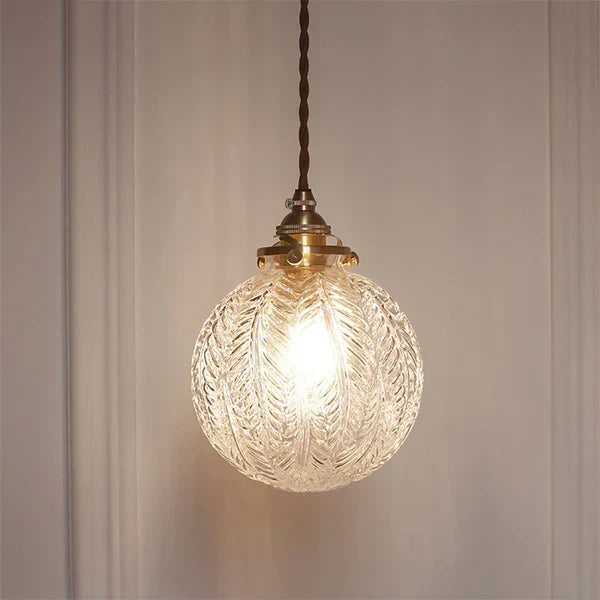 Luminaire suspension industriel en verre transparent, design moderne pour éclairage d'intérieur élégant.