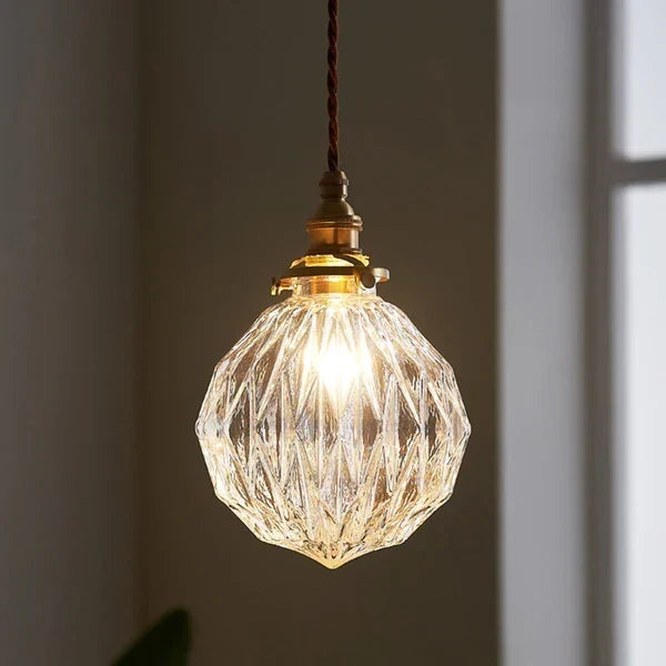 Suspension industrielle élégante en verre transparent. Éclairage design et décoration intérieure moderne.