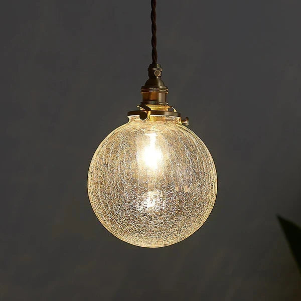 Belle suspension luminaire industrielle en verre transparent pour un éclairage intérieur contemporain.