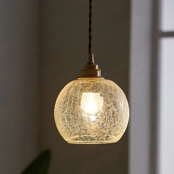 Décoration intérieure: Suspension en verre transparent de style industriel, parfaite pour un éclairage moderne.