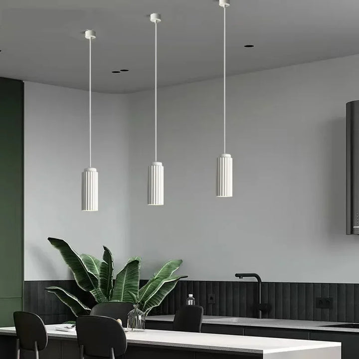 Suspension LED design scandinave moderne. Luminaire minimaliste avec éclairage ambiant chaleureux pour intérieur.