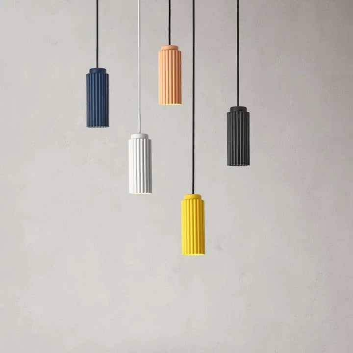Détail de la suspension LED scandinave. Finesse du design moderne et minimaliste, parfait pour une déco intérieure.