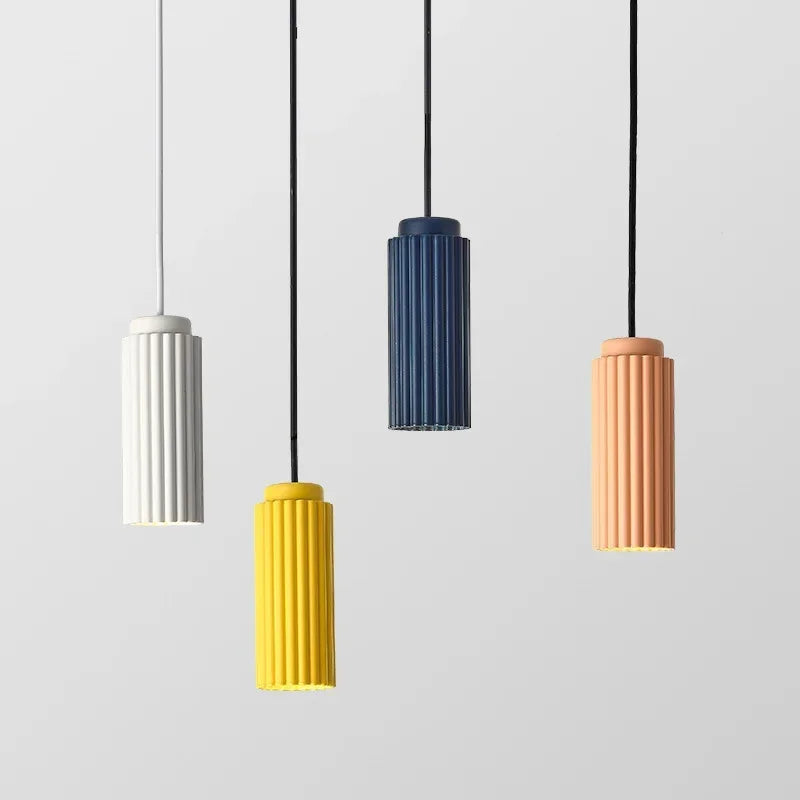 Suspension LED scandinave éclairant une cuisine moderne. Ce luminaire design apporte un éclairage élégant et fonctionnel.