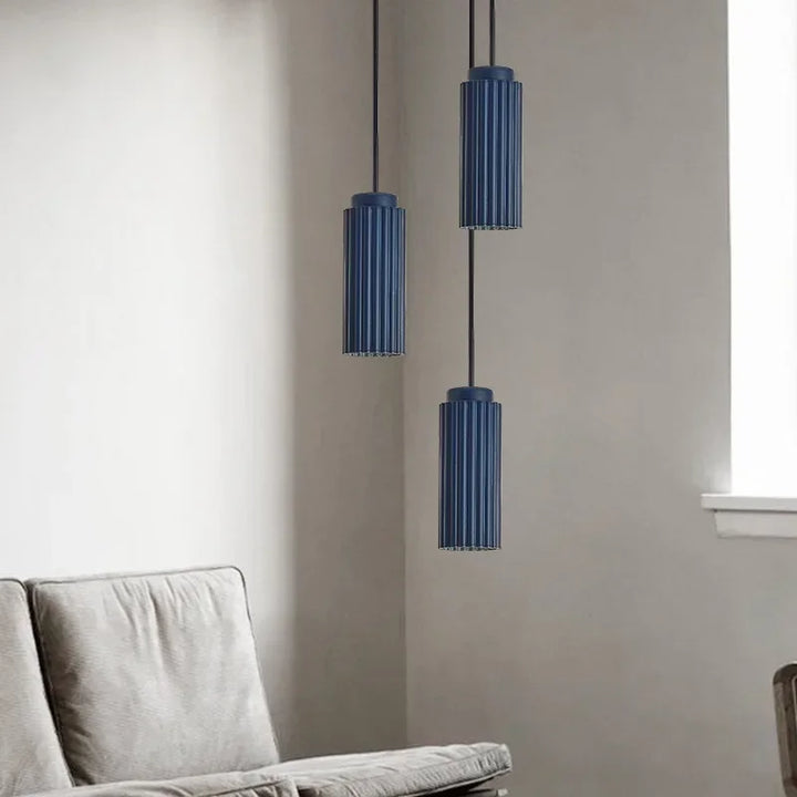 Luminaire suspension LED scandinave au-dessus d'une table de salle à manger. Ambiance chaleureuse et design épuré.