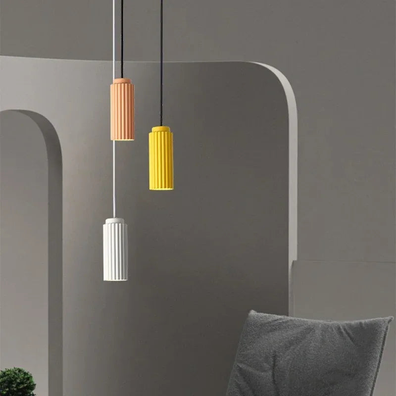 Éclairage suspension LED scandinave. Ce plafonnier design offre une lumière chaude ou froide selon l'ambiance désirée.