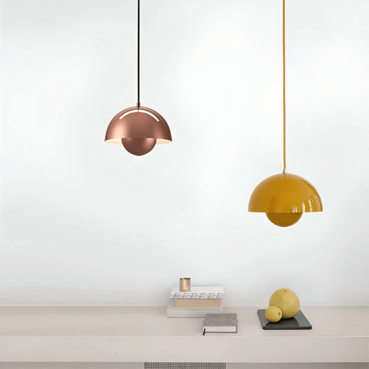 Suspension LED design scandinave pour intérieur. Le luminaire pot de fleurs apporte une touche naturelle et un éclairage moderne.