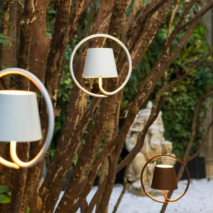 Suspension moderne blanche rechargeable, éclairage sans fil avec variateur pour créer une ambiance douce.