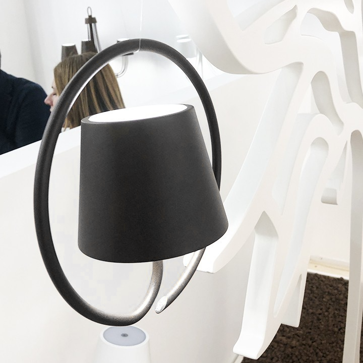 Élégant luminaire suspendu noir, sans fil et rechargeable, design minimaliste pour intérieur et extérieur.