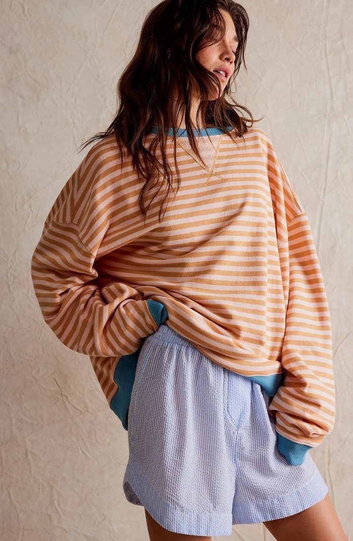 Sweat-shirt femme à rayures multicolores, coupe ample et confortable, parfait pour la mode casual du quotidien.