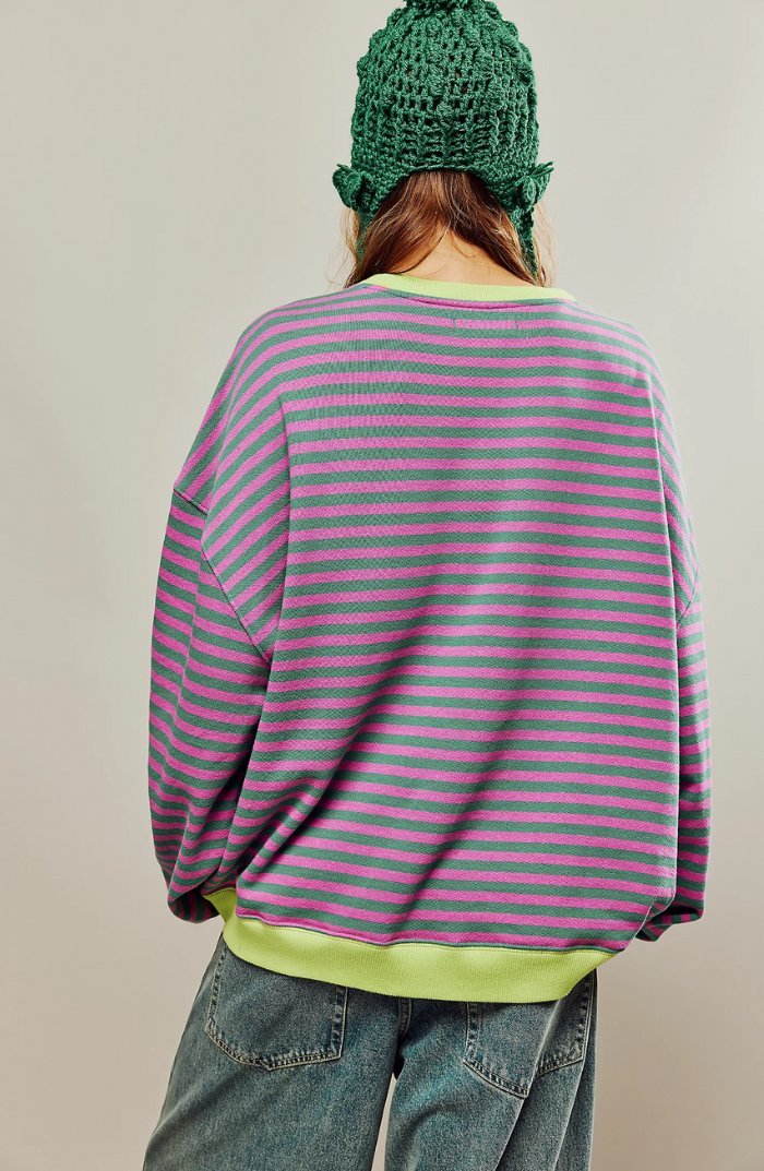 Pull femme rayé, style décontracté et confortable, épaule tombante. Idéal pour un look quotidien casual.