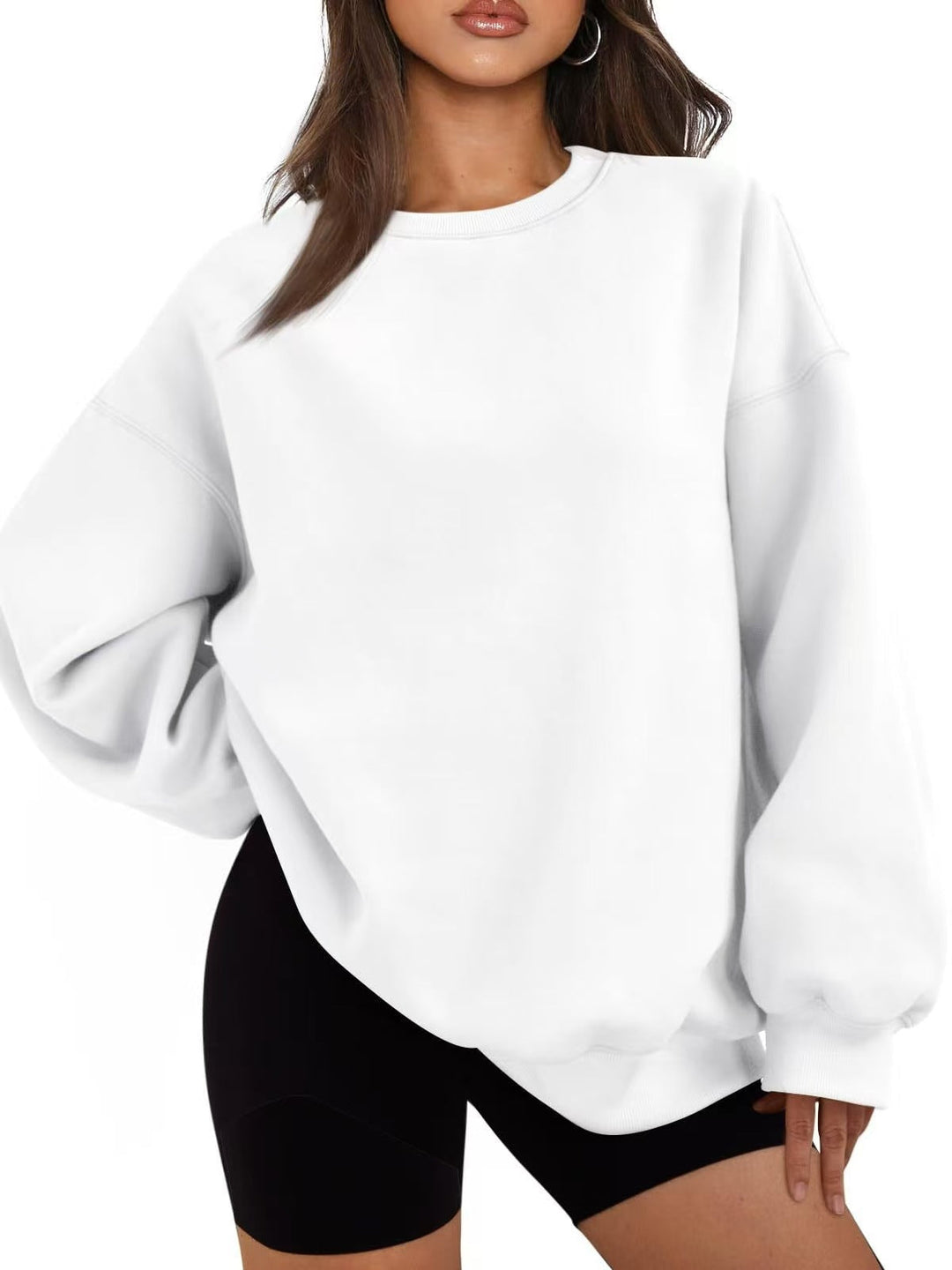 Femme portant un sweat-shirt oversize ample et décontracté, idéal pour le loungewear chic.