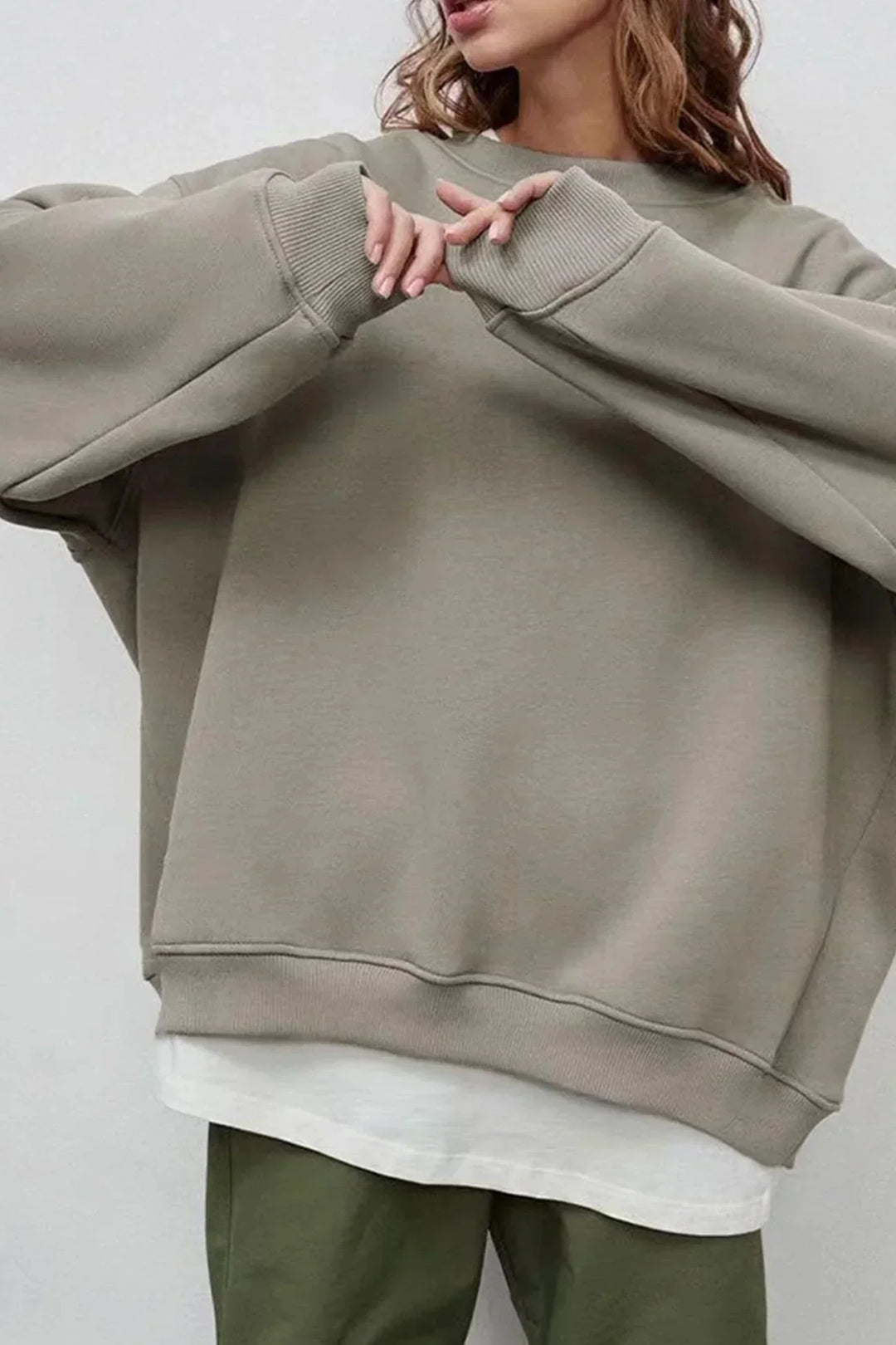 Sweatshirt femme oversize col rond décontracté en coton doux pour confort ultime.