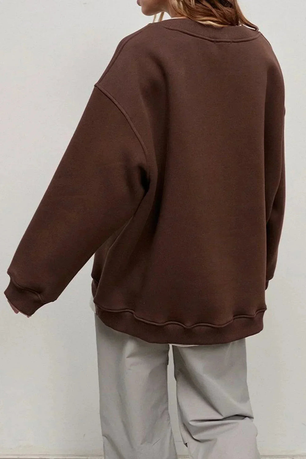 Pull oversize femme tendance, col rond, idéal pour un look décontracté chic automne/hiver.