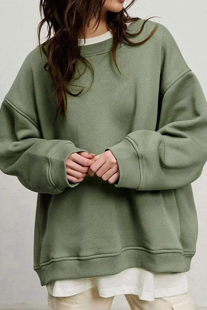 Sweatshirt oversize femme, col rond, un essentiel pour une garde-robe confortable et stylée.