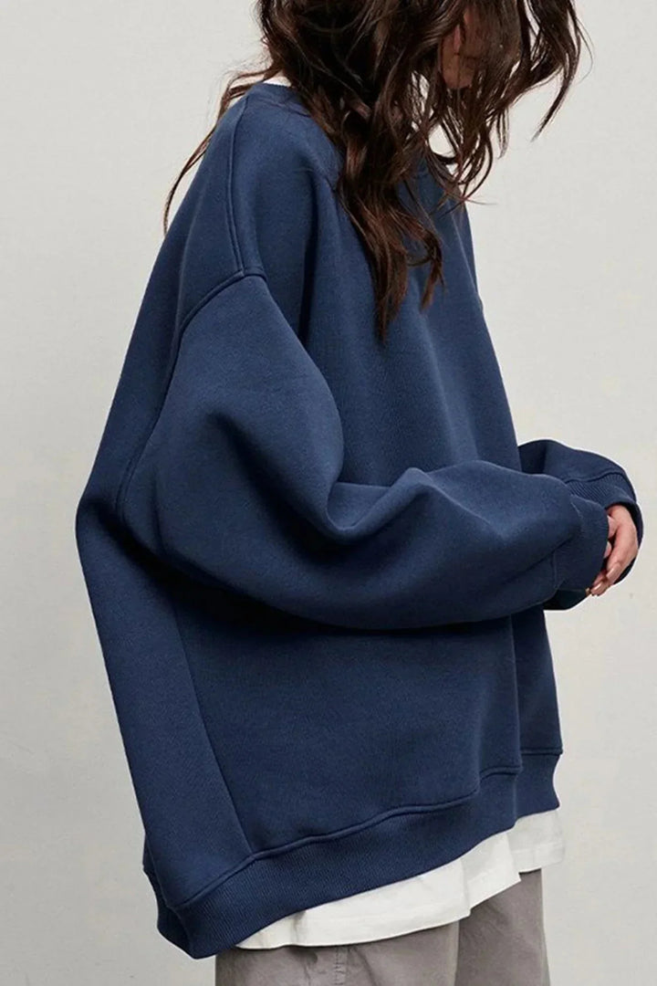 Look décontracté avec ce sweatshirt femme oversize, col rond, coupe ample et moderne.