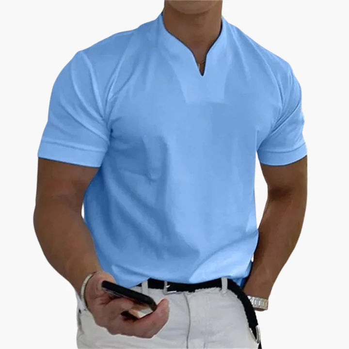 T-shirt homme avec col mao distinctif, manches courtes, vêtement décontracté et tendance pour un style moderne.