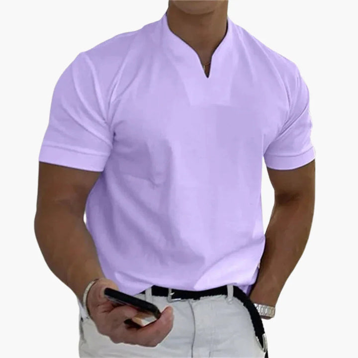 T-shirt homme décontracté mais élégant, avec col mao, idéal pour un look quotidien raffiné.
