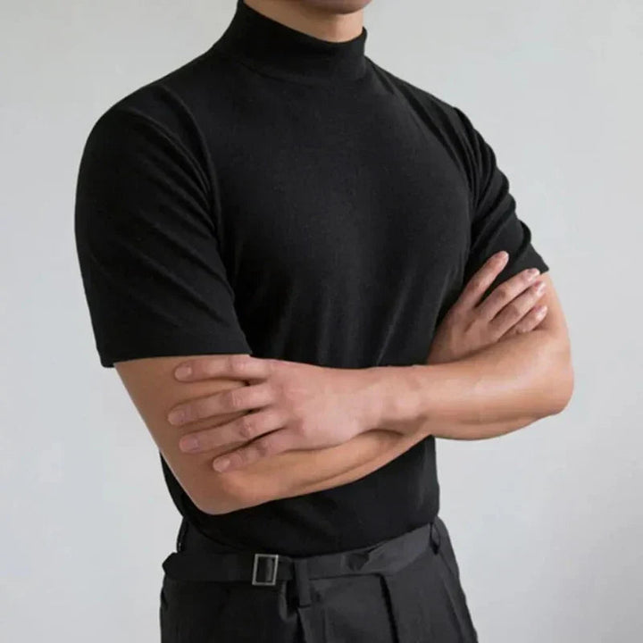 T-shirt homme élégant col montant. Vêtement essentiel pour un look sophistiqué et décontracté.