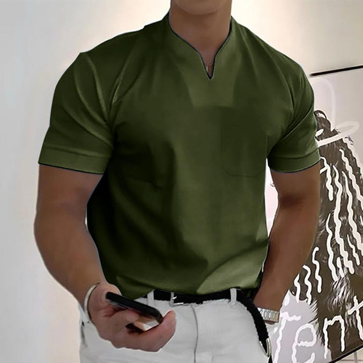 Vêtement homme : T-shirt à manches courtes et col officier, un classique réinventé pour le confort.