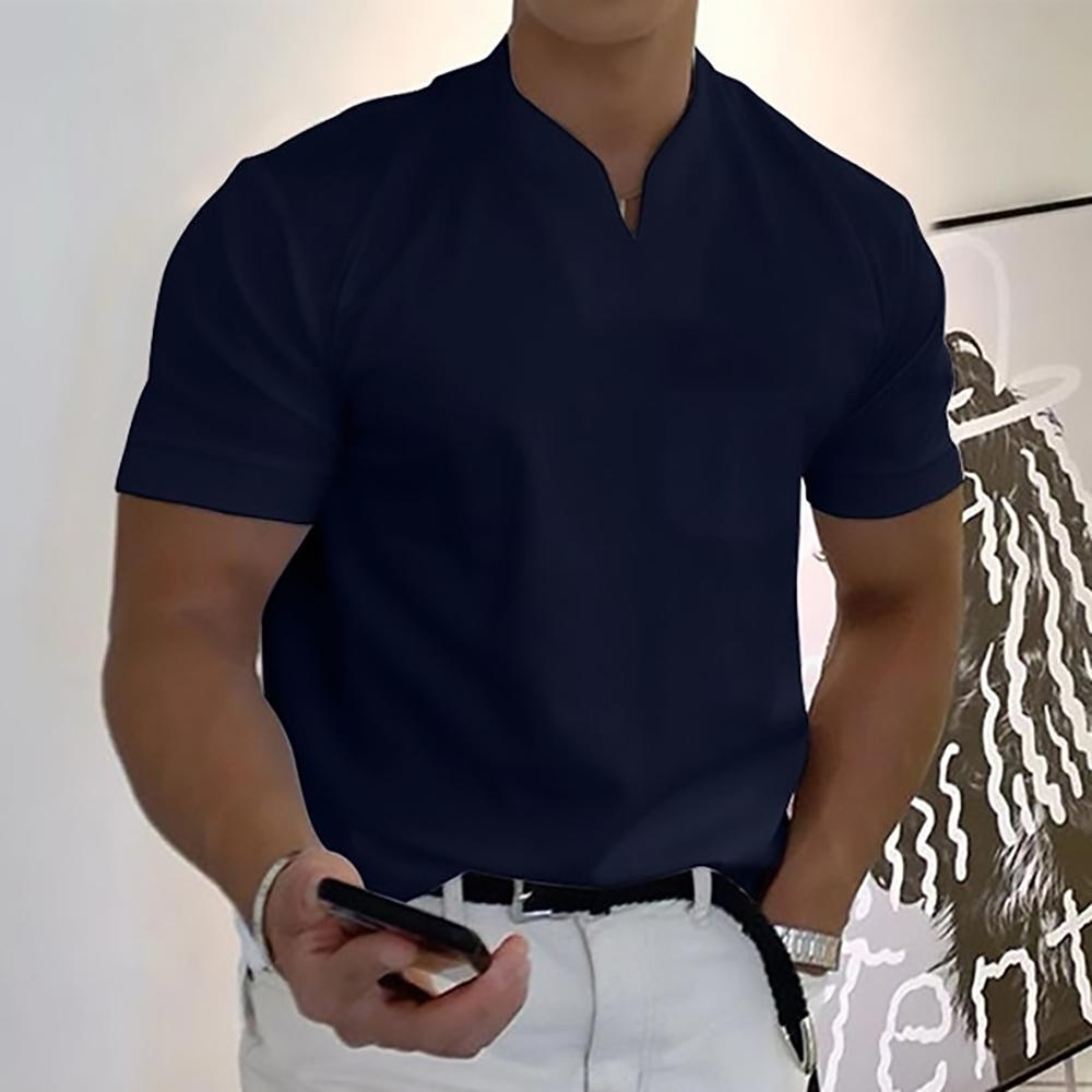 Modèle de t-shirt casual homme avec col officier et poche poitrine, confort et élégance décontractée.