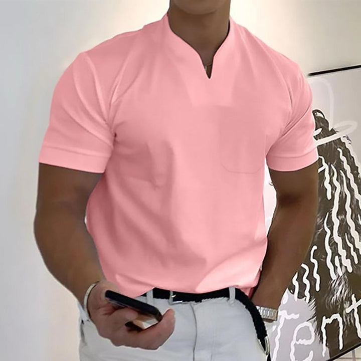 Vêtement homme polyvalent : t-shirt à col officier et manches courtes, idéal tenue smart casual.