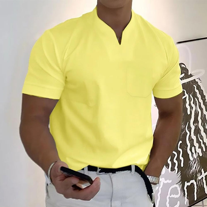 Col officier distinctif sur ce t-shirt homme à manches courtes, vêtement essentiel mode masculine.