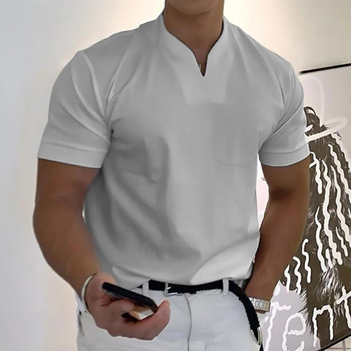 Confortable t-shirt homme casual chic avec col officier, design moderne et décontracté.