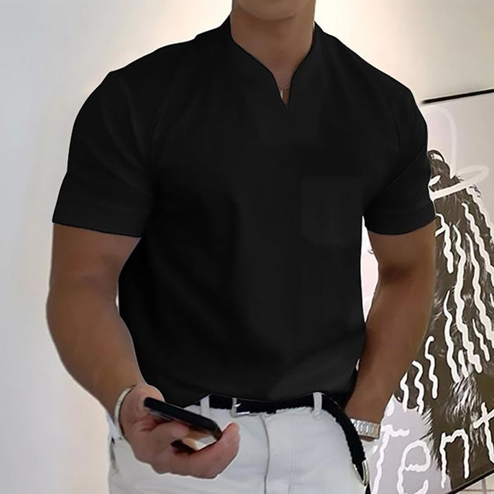 Photo d'un t-shirt homme élégant, col officier et manches courtes, prêt-à-porter polyvalent.