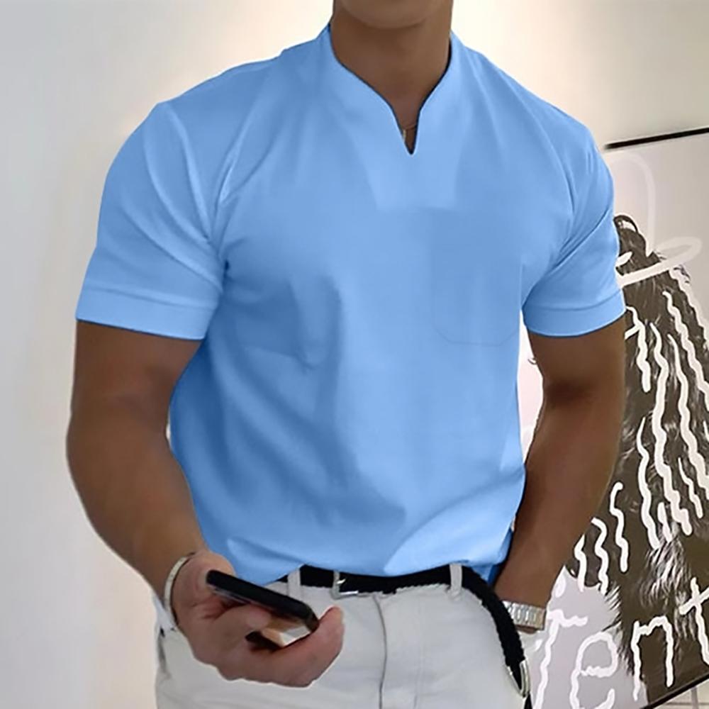 Détail du col officier d'un t-shirt homme, alliant style et confort pour toute occasion.