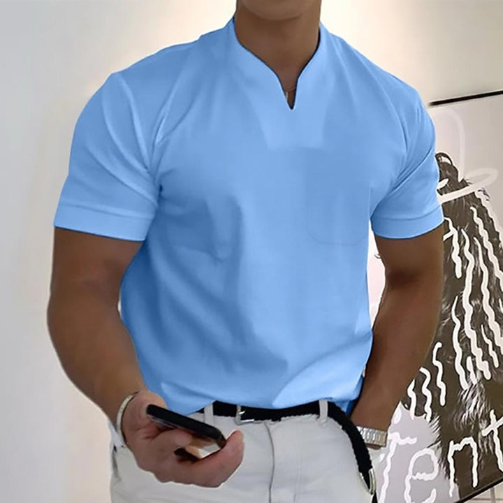 Détail du col officier d'un t-shirt homme, alliant style et confort pour toute occasion.