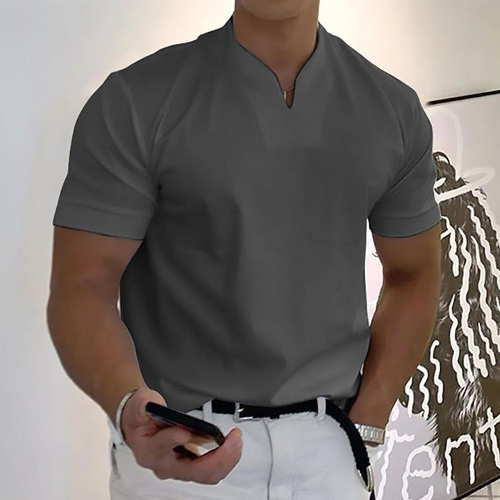 T-shirt homme à col officier, couleur intemporelle, coupe décontractée, essentiel de la mode masculine.