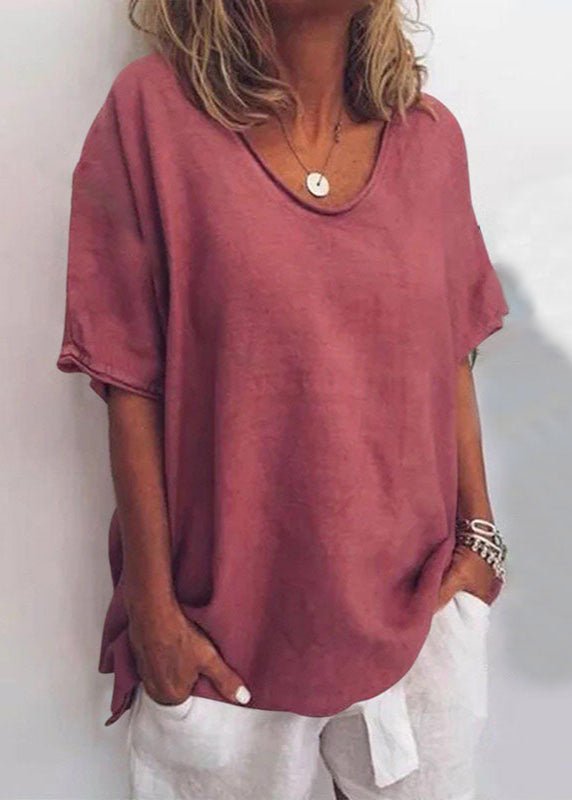 Gros plan t-shirt femme col V confortable, tissu doux avec imprimé numérique pour style décontracté.
